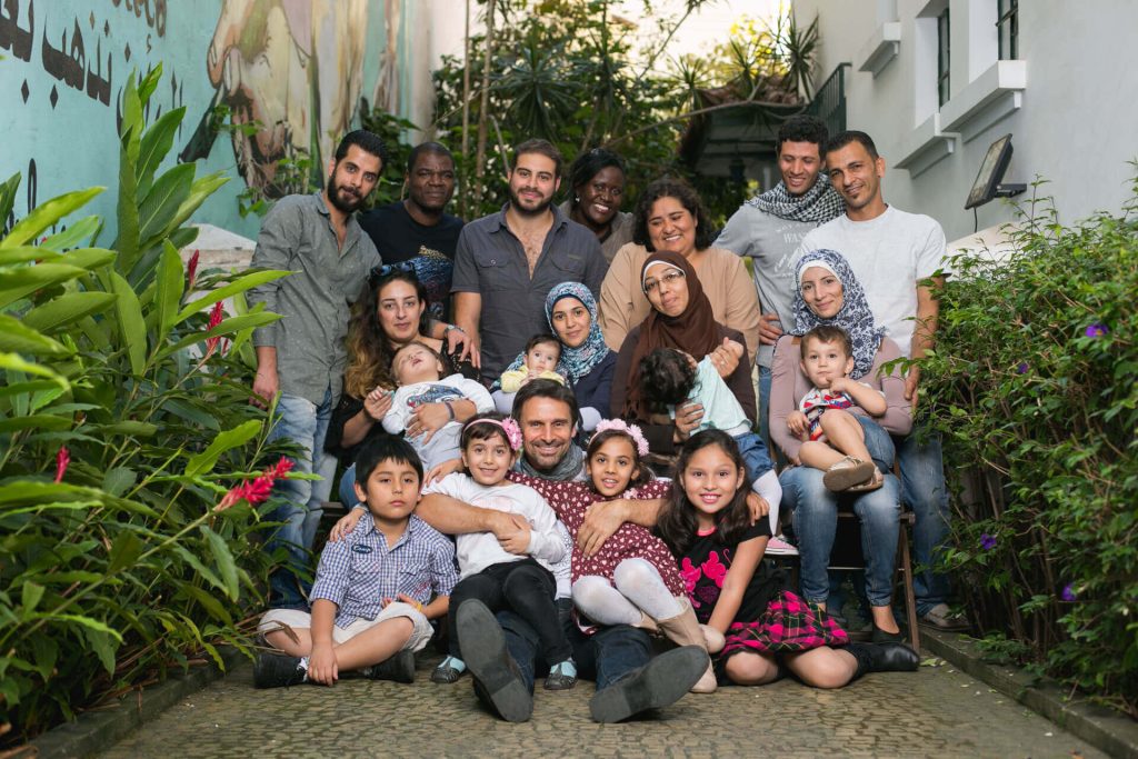 Foto de alguns refugiados e imigrantes com brasileiros na Bibliaspa.